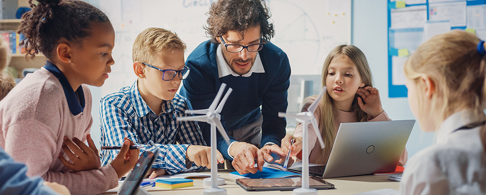 Bild zu Lehrer (international) für die Fächer Mathematik, Physik oder Englisch (m/w/d)